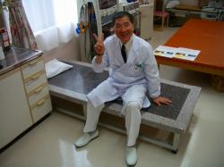 仕忙しい診療の合間、患者様が利用していない間にくつろぐ福嶋院長先生